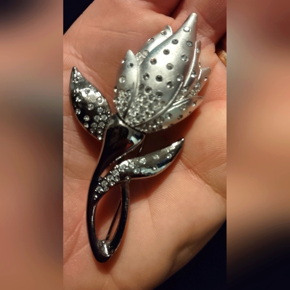 SWARAVSKI BROOCH